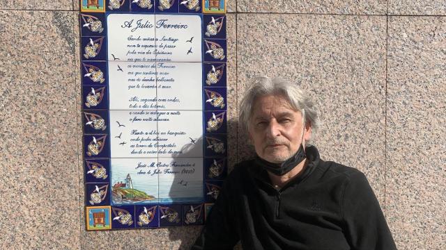 Julio Ferreiro junto con el poema que le han dedicado en la Rúa da Espiñeira