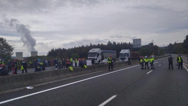 Trabajadores de la central térmica cortaron esta mañana el tráfico.