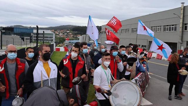 Los trabajadores de Veolia exigen la readmisicón de su compañero.