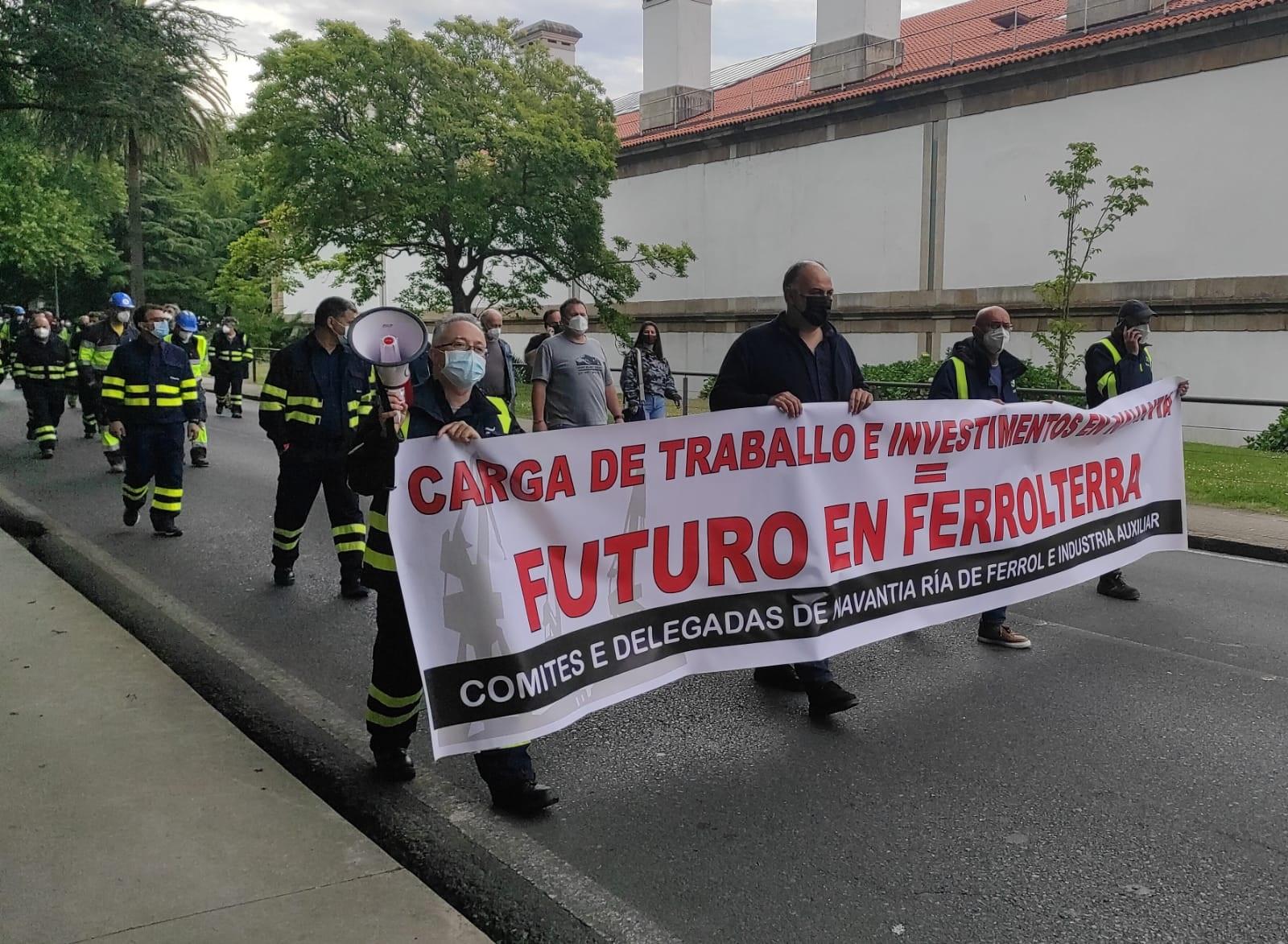 Manifestantes de Navantia emprendiendo la protesta en dirección al Puerto de Ferrol.