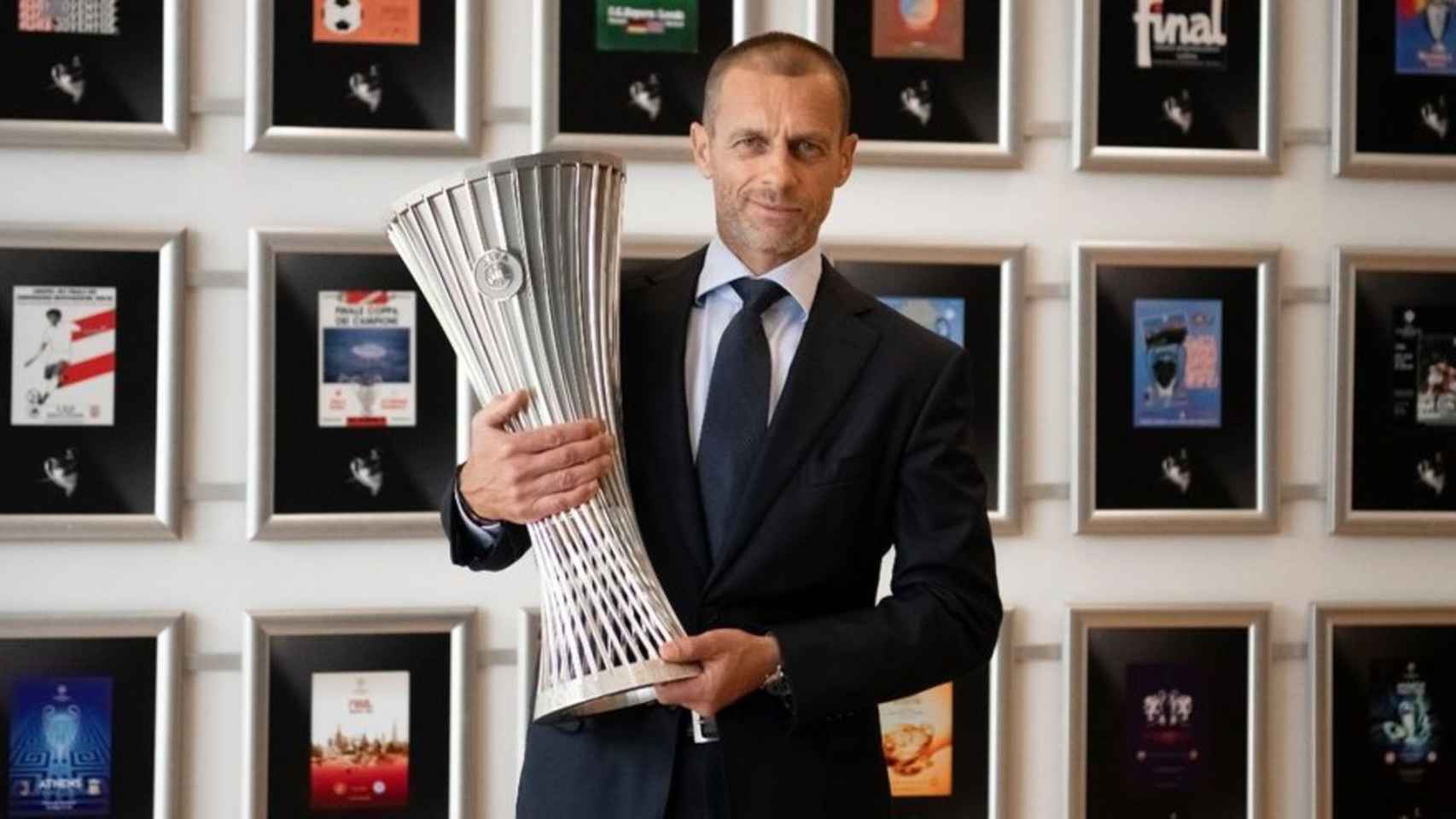 Alexander Ceferin, presidente de la UEFA, presenta el nuevo trofeo de la Conference League