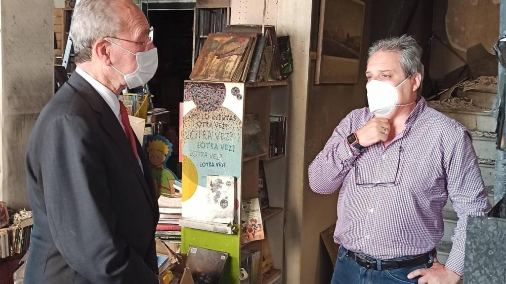 El alcalde, Francisco de la Torre, visitó la librería junto a Jesús Otaola.