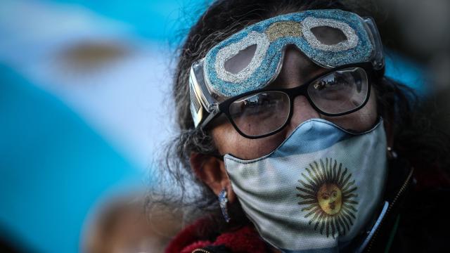 Protestas en Argentina contra el endurecimiento de las restricciones sanitarias.