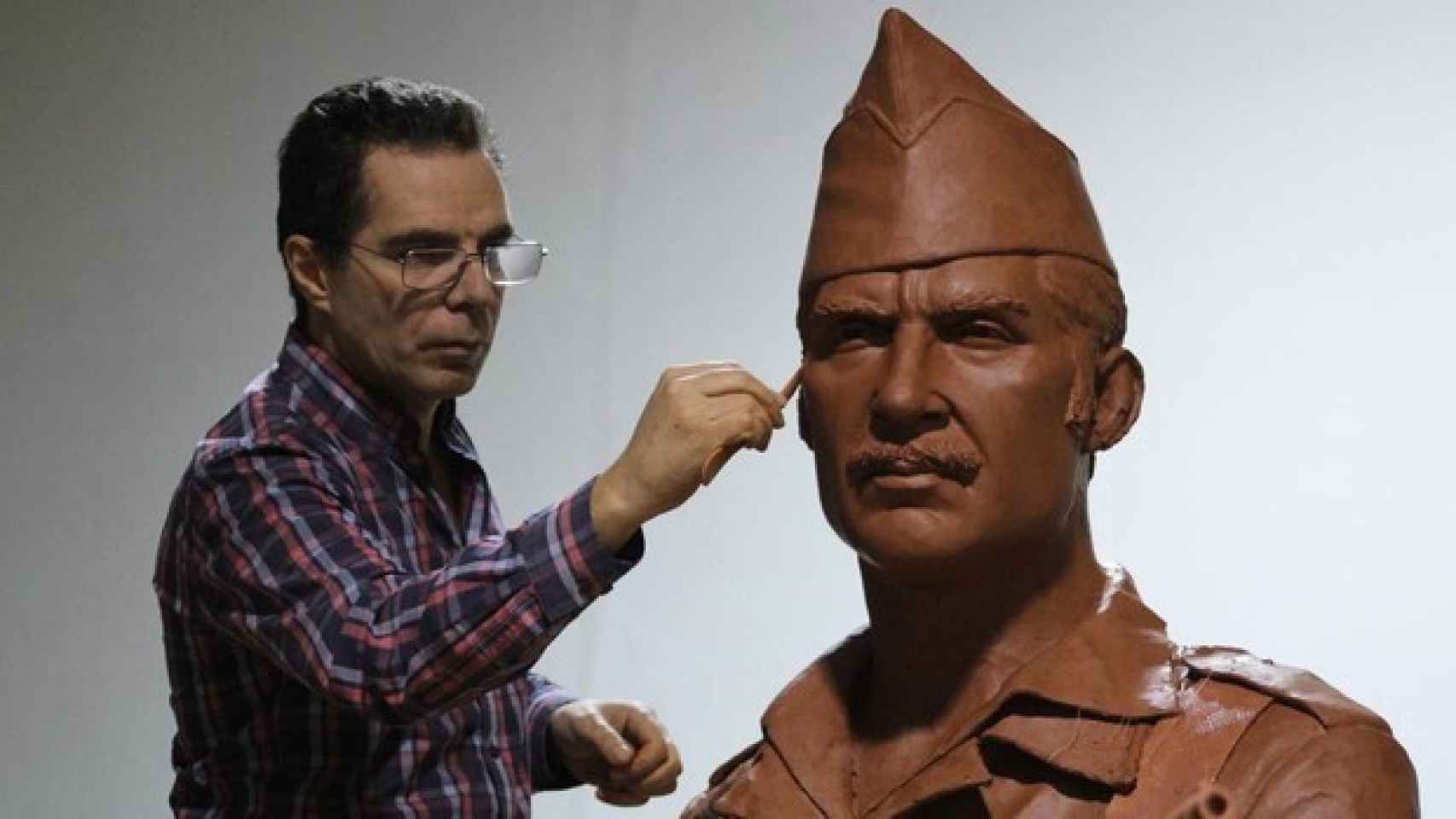 El escultor Salvador Amaya junto a su obra, en la que ha representado a un legionario de la época fundacional.