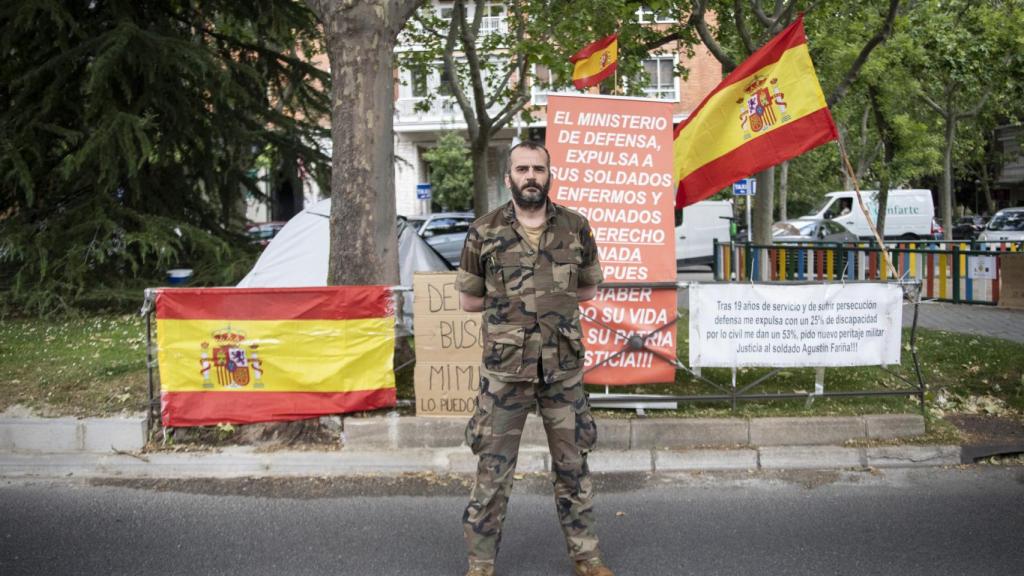 Fariña ha colocado carteles de protesta en torno a la tienda de campaña.