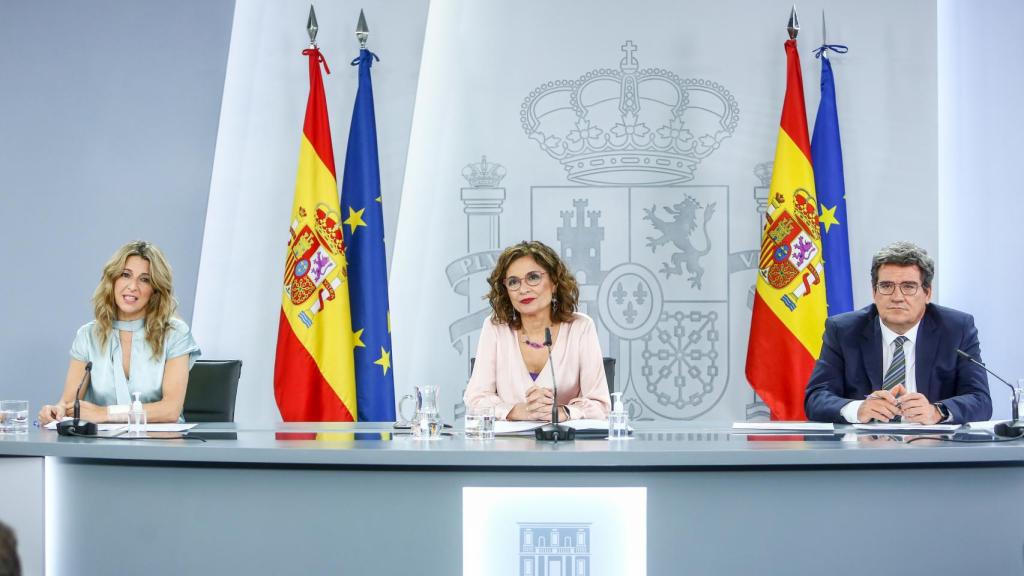 Yolanda Díaz, María Jesús Montero y José Luis Escrivá, en la rueda de prensa del Consejo de Ministros.