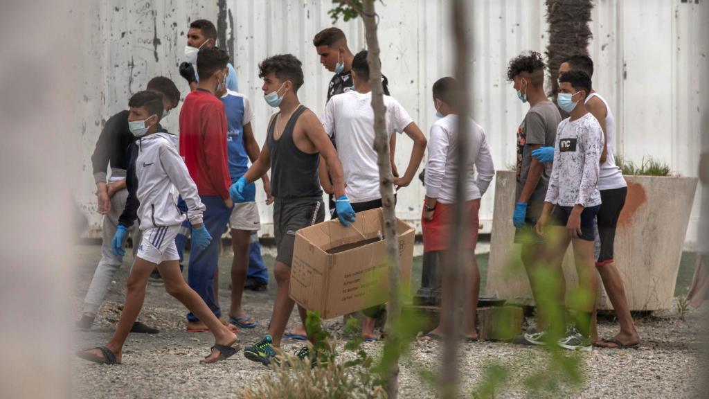 Varios adolescentes en el interior del albergue de Piniers, al que han sido trasladados algunos de los 850 menores inmigrantes que permanecen en la ciudad autónoma de Ceuta.