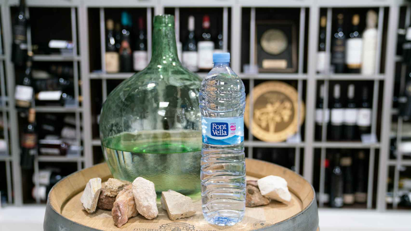 La botella de agua mineral natural de Font Vella.