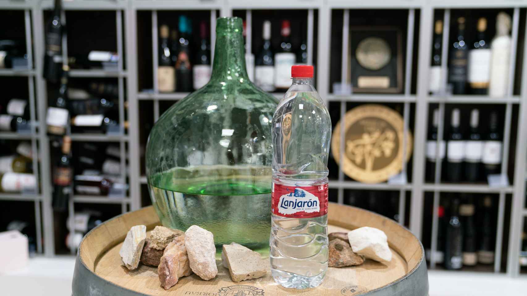 La botella de agua mineral natural de Lanjarón.