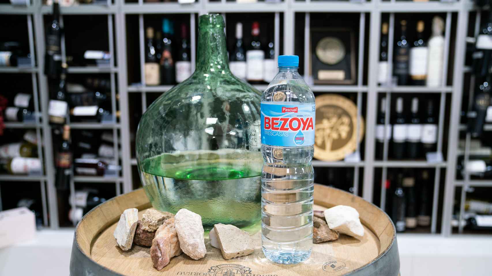 La botella de agua mineral natural de Bezoya.