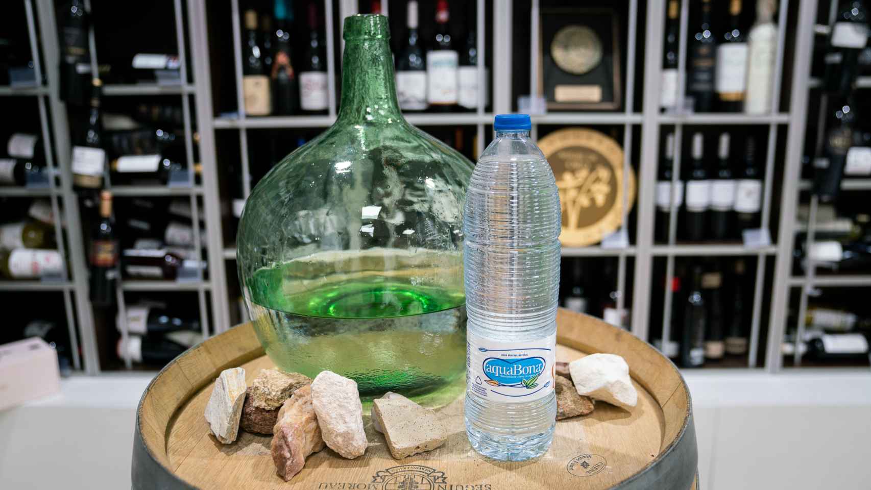 La botella de agua mineral natural de AquaBona.