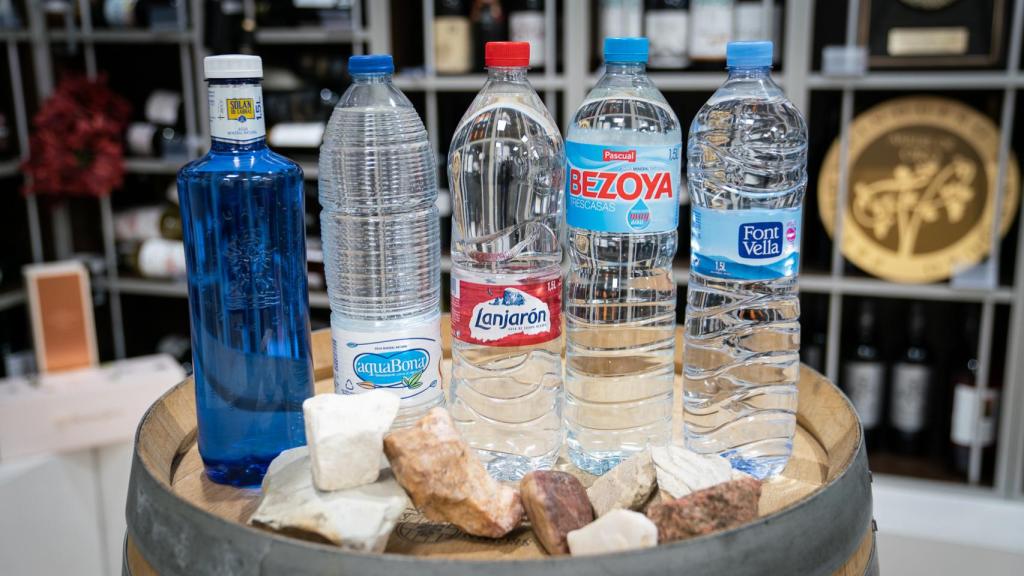 Las cinco aguas minerales naturales de marca probadas durante la cata.