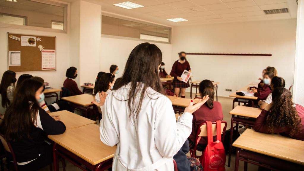 Sólo mujeres, rezar en la Iglesia y tutores para cada alumno: el método del mejor colegio de España según PISA