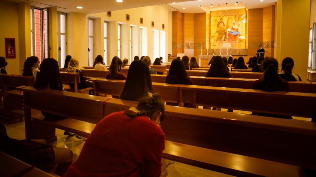 Varias alumnas de Fuenllana rezan en la capilla.