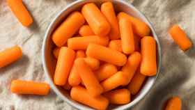 Un cuenco con zanahorias.