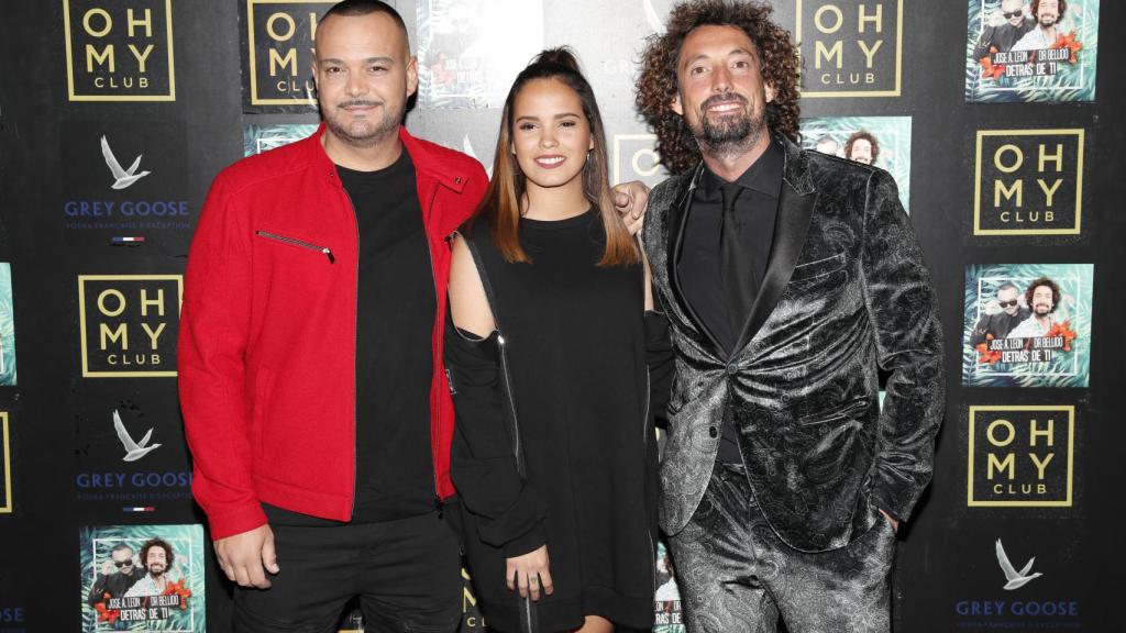 José Antonio León en un 'photocall' junto a Gloria Camila, otra de las invitadas a su boda.