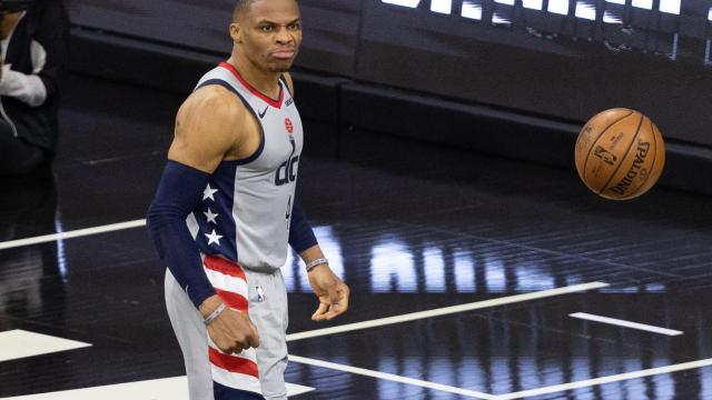 Russell Westbrook mira cabreado a la grada en un partido con los Washington Wizards