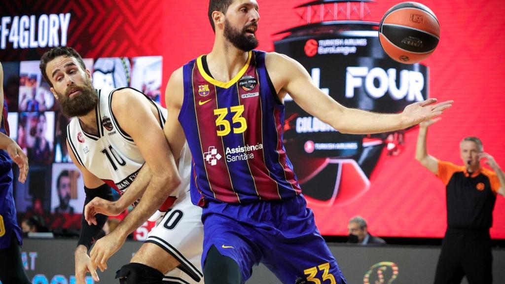 Mirotic peleando un balón en el Barça - Olimpia Milan