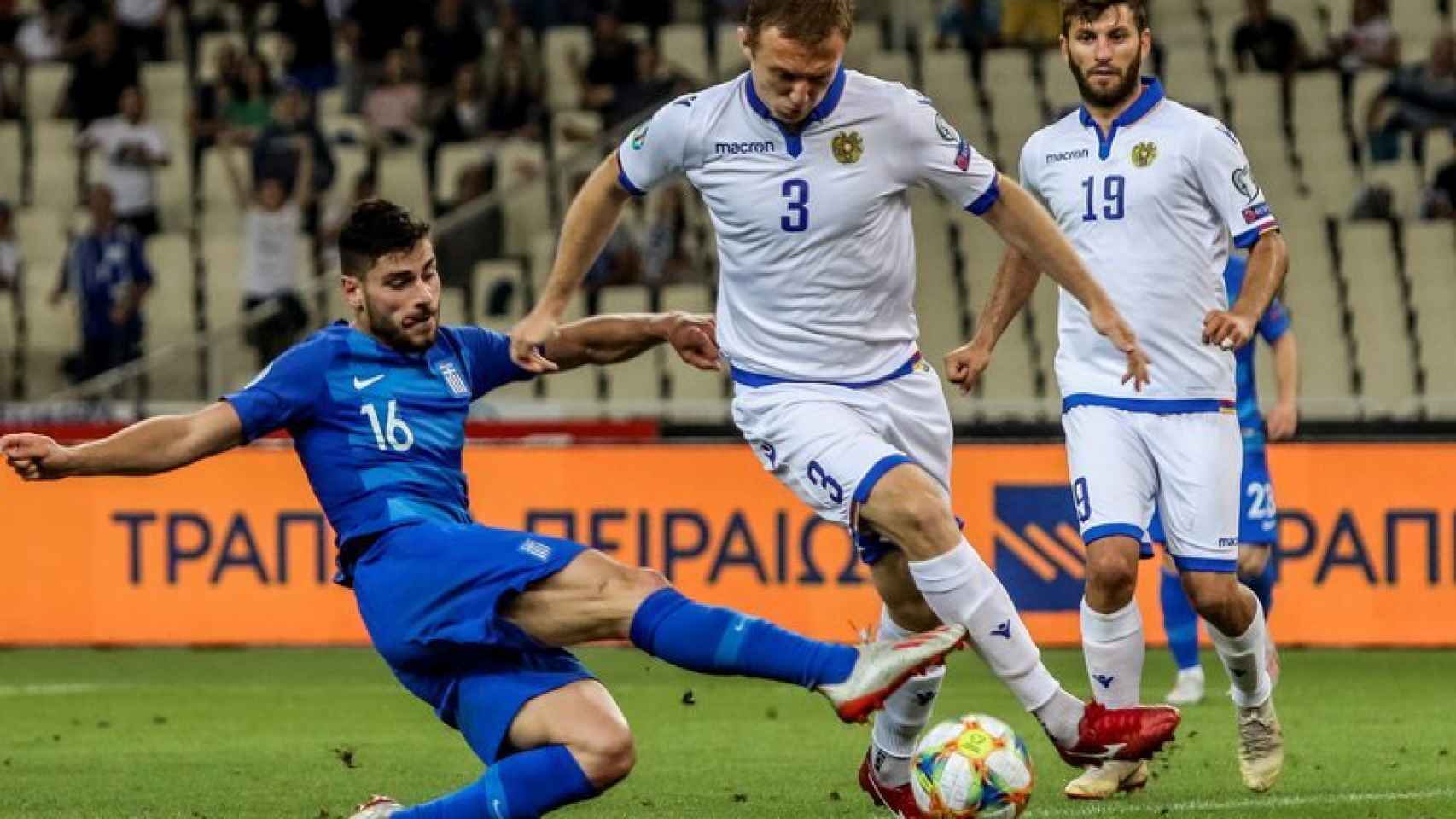 Varazdat Haroyan en un partido con Armenia