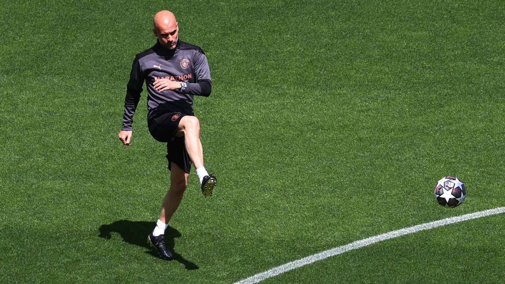 Guardiola golpea un balón en Oporto