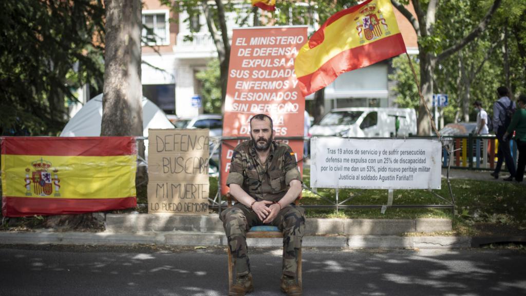 El ex soldado Fariña, en su campamento frente al Ministerio de Defensa.