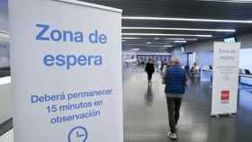 Zona de espera para recibir la vacuna en un centro de vacunación masiva en Madrid.