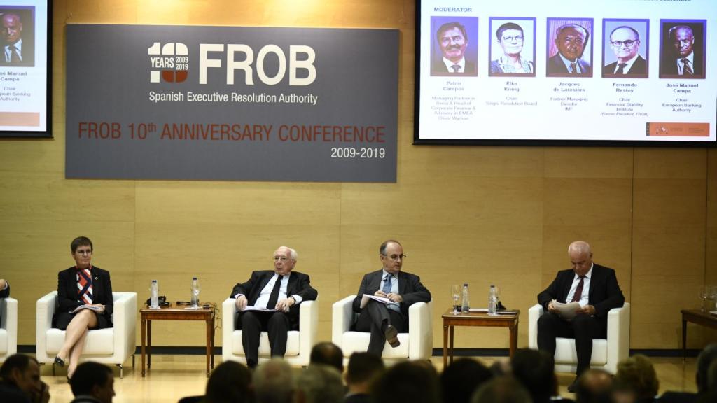 La presidenta de la JUR, Elke König, en un acto del FROB, junto a algunos de sus miembros.