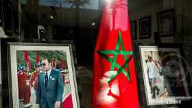 La bandera de Marruecos junto a un retrato del rey Mohamed VI.