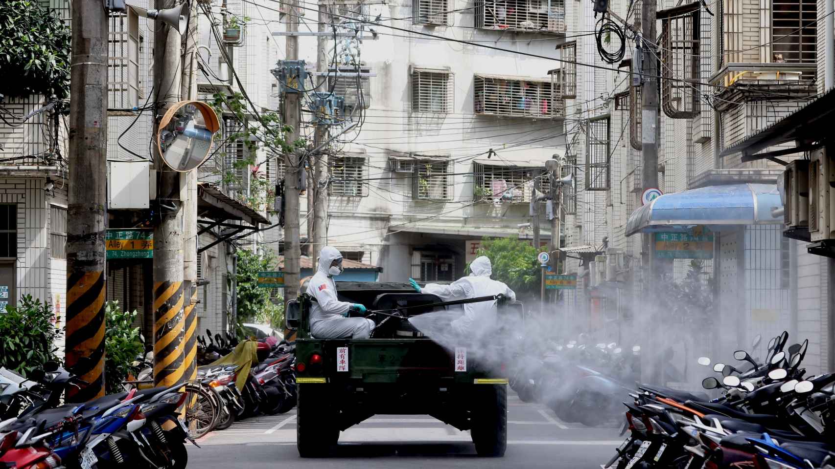 Los equipos de limpieza desinfectan un barrio de Taipéi.