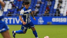 Nacho González controla un balón durante el encuentro Deportivo – Salamanca.