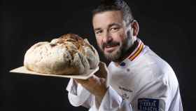 Juan Manuel sujeta el pan más caro del mundo.