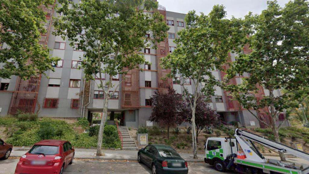 El número 5 de la calle San Cugat del Vallés, en Madrid, el lugar donde fue hallada la anciana muerta.