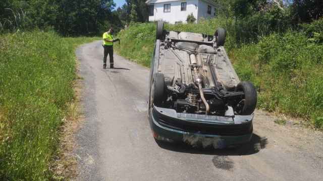 El vehículo volcó tras sufrir una salida de vía