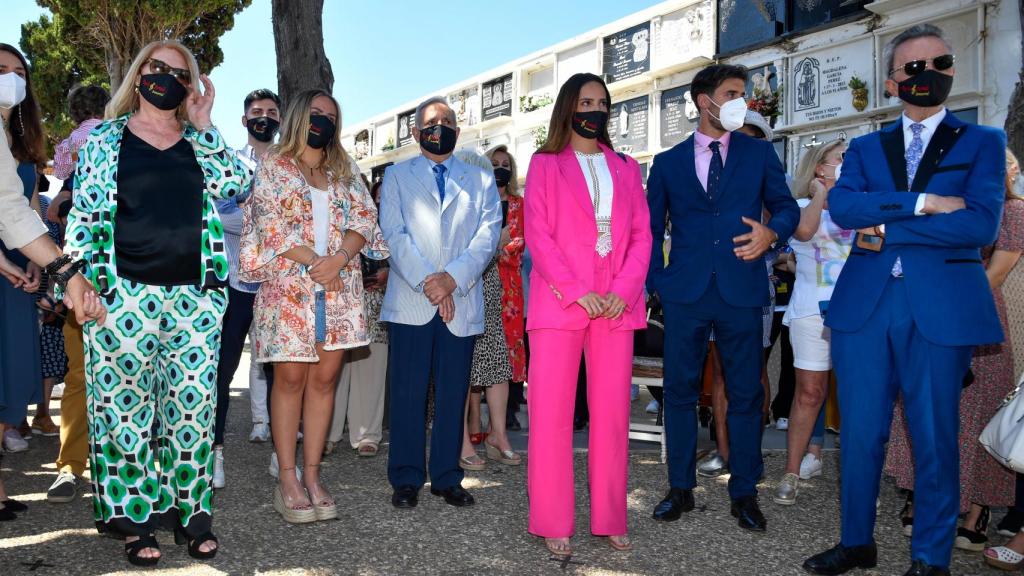 José Ortega Cano junto a su hija Gloria, la pareja de esta, Rocío Flores, Gloria Mohedano y el esposo de esta.