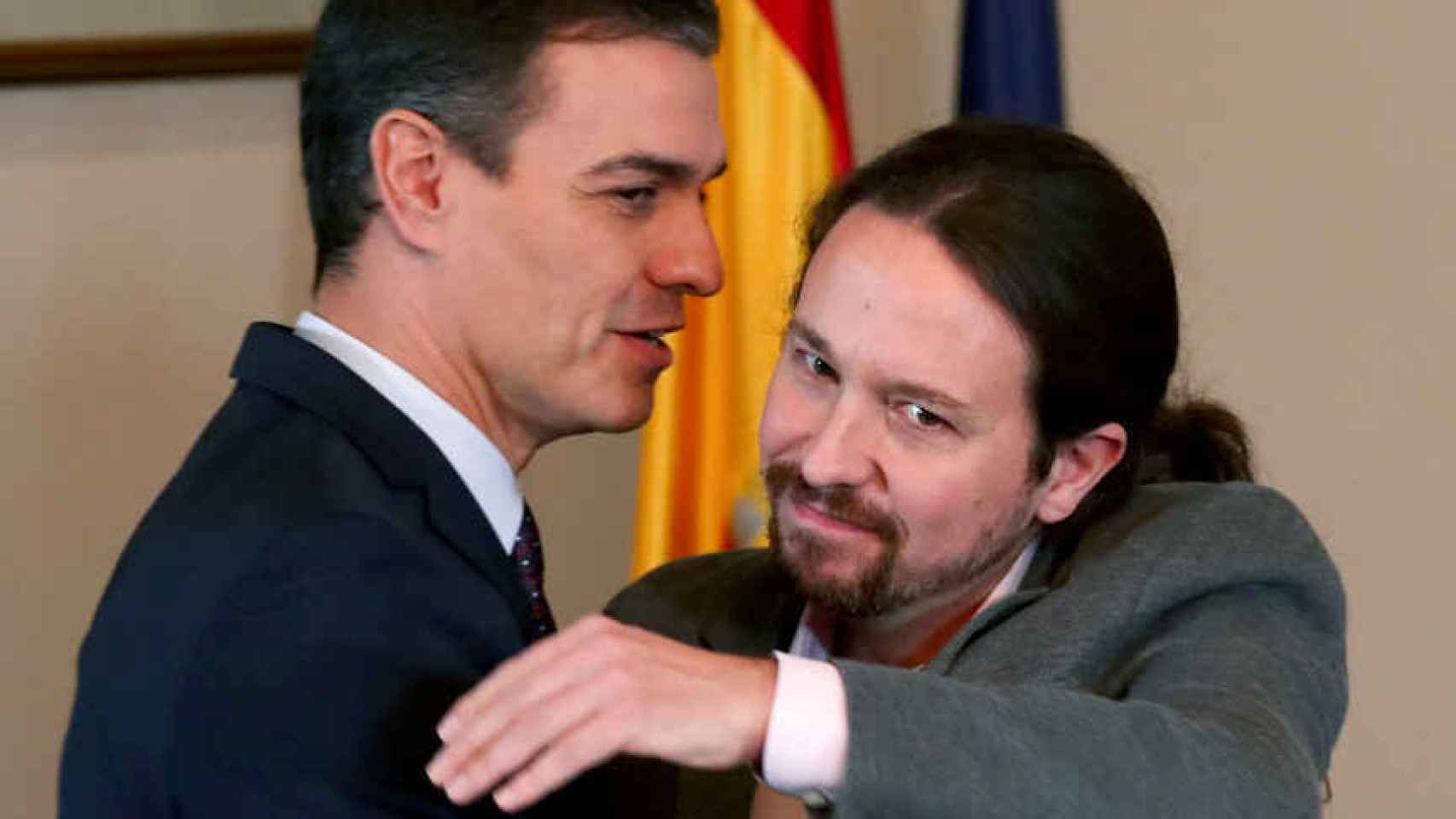 Pedro Sánchez mira de reojo a Pablo Iglesias en el abrazo con el que sellaron su acuerdo de Gobierno de coalición. Reuters