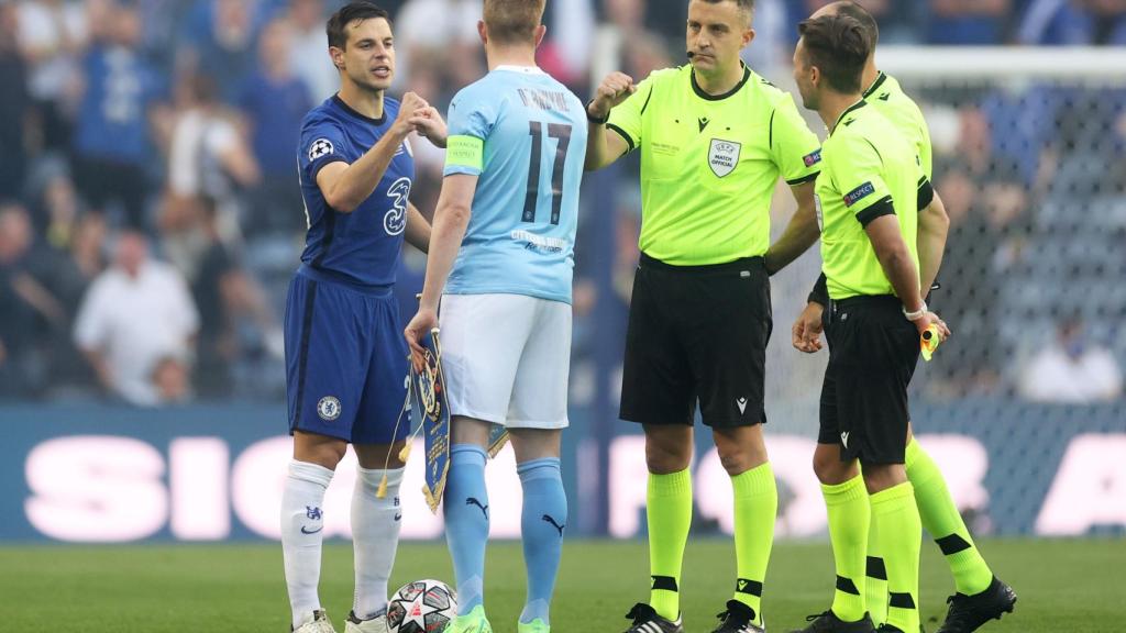 De Bruyne (City) y Azpilicueta (Chelsea) saludando a los árbitros