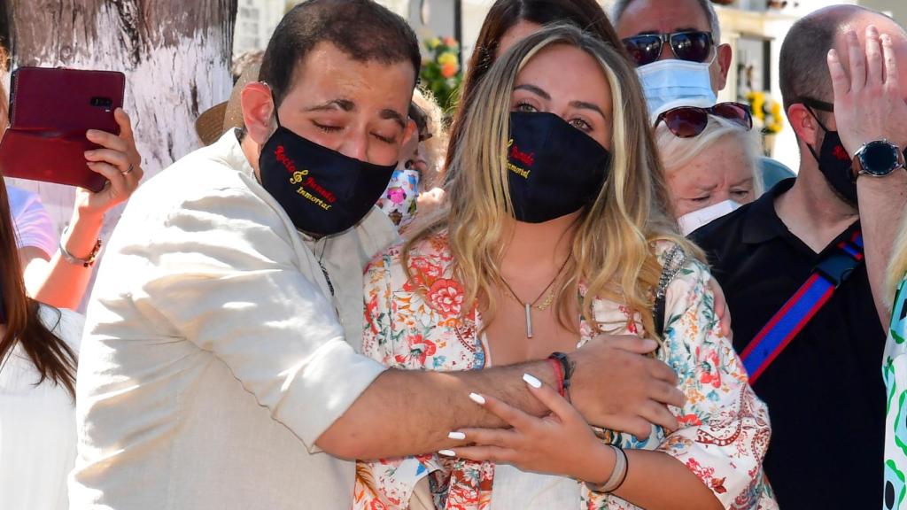 Rocío y David Flores durante el acto en memoria de su abuela, Rocío Jurado.