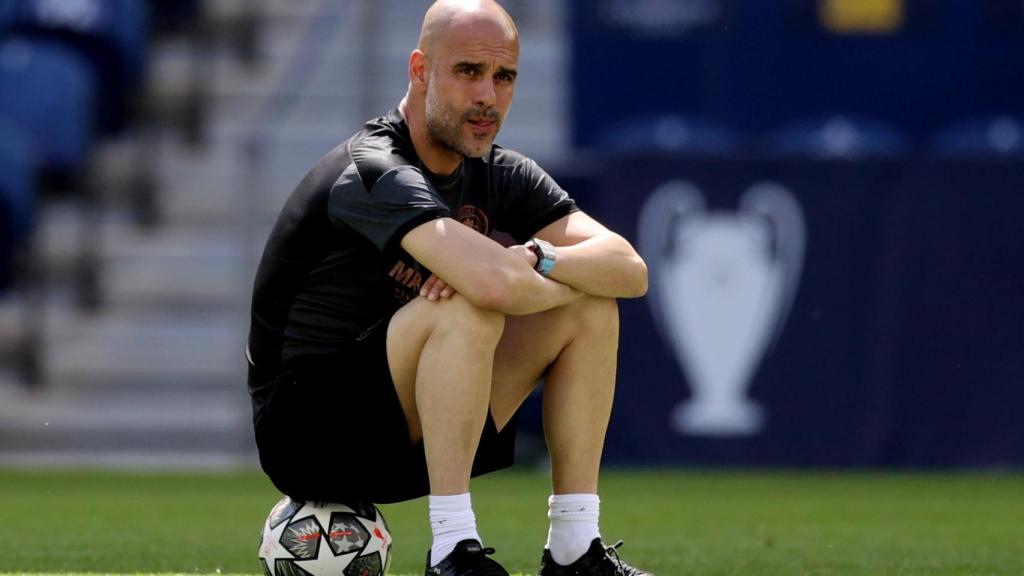 Pep Guardiola durante un calentamiento del Manchester City