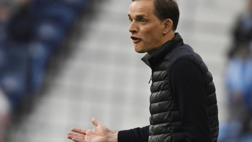 Tuchel dando indicaciones en el banquillo