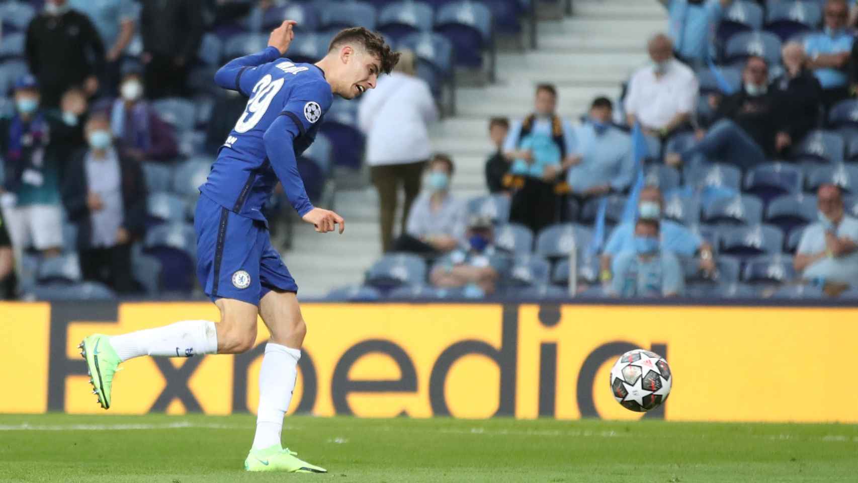 Havertz lanzando en el gol del Chelsea al City