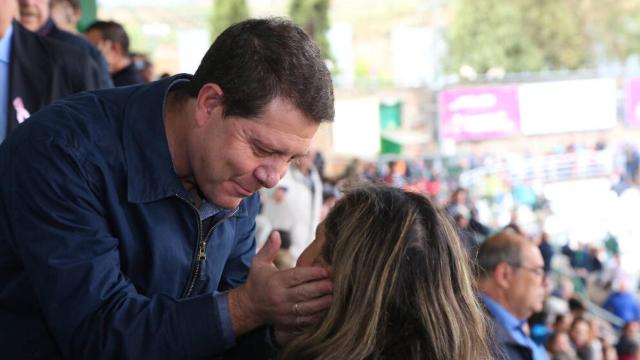 Emiliano García-Page en el palco del estadio toledano 'Salto del Caballo' el año 2019