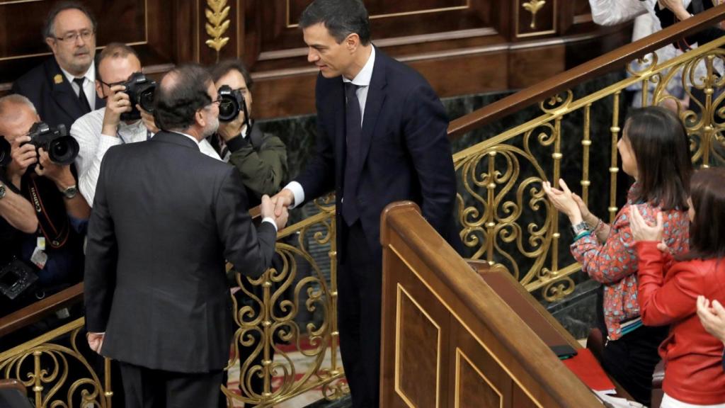 Mariano Rajoy felicita al nuevo presidente, Pedro Sánchez, tras perder la moción de censura.