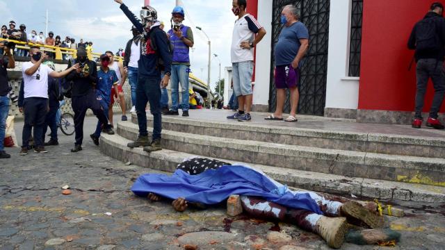 Una persona yace en el suelo durante las protesta en Cali.