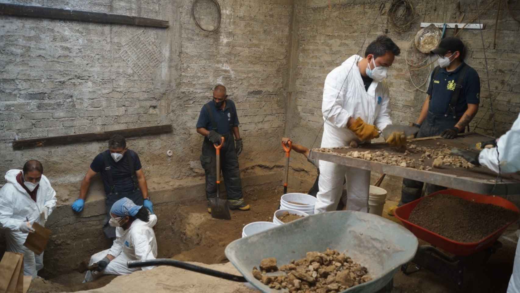 Los técnicos excavan en el sótano de Andrés N., el Monstruo de Atizapán, en busca de restos humanos.