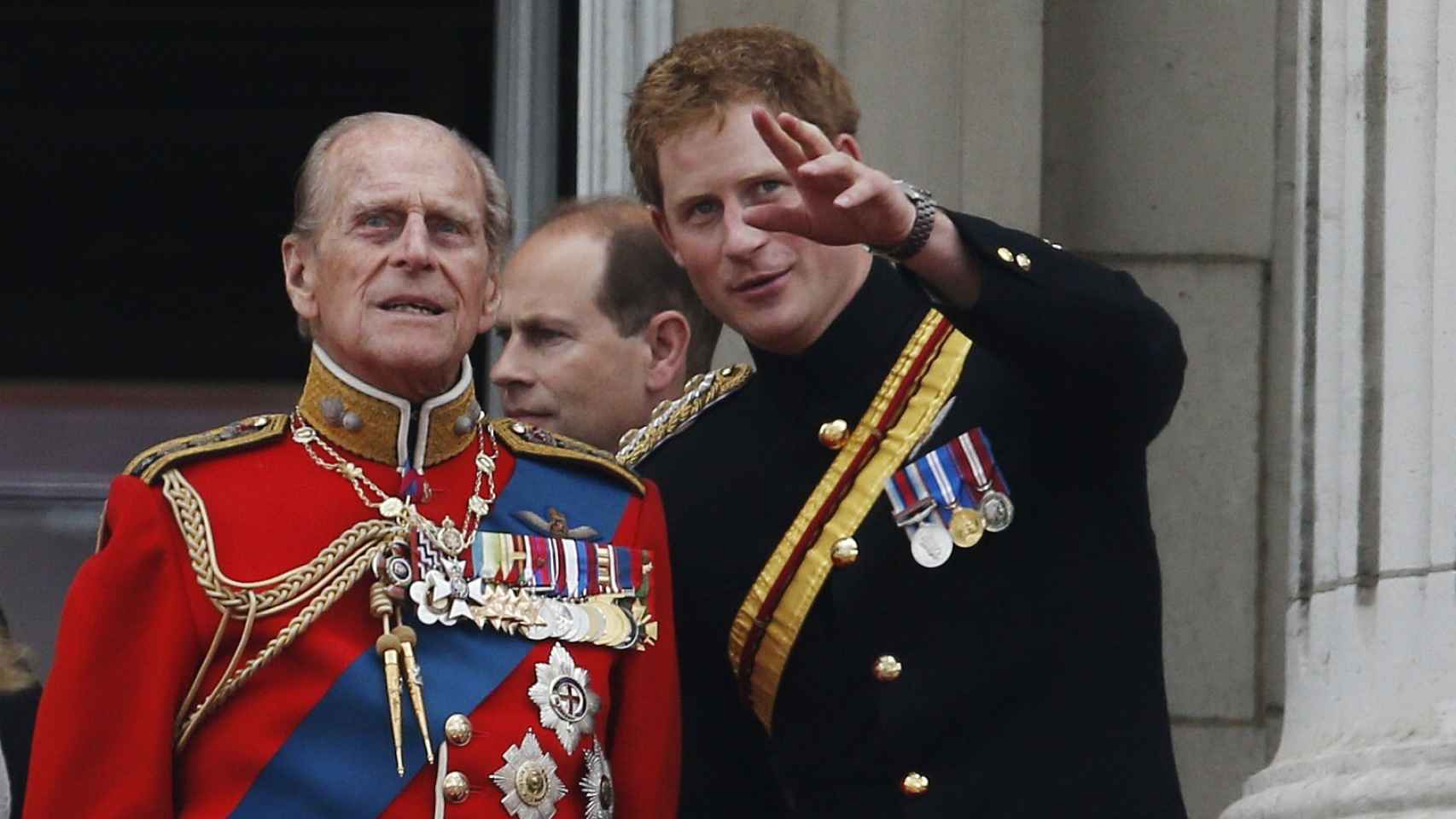 El duque de Edimburgo y Harry de Inglaterra en una imagen de 2014.