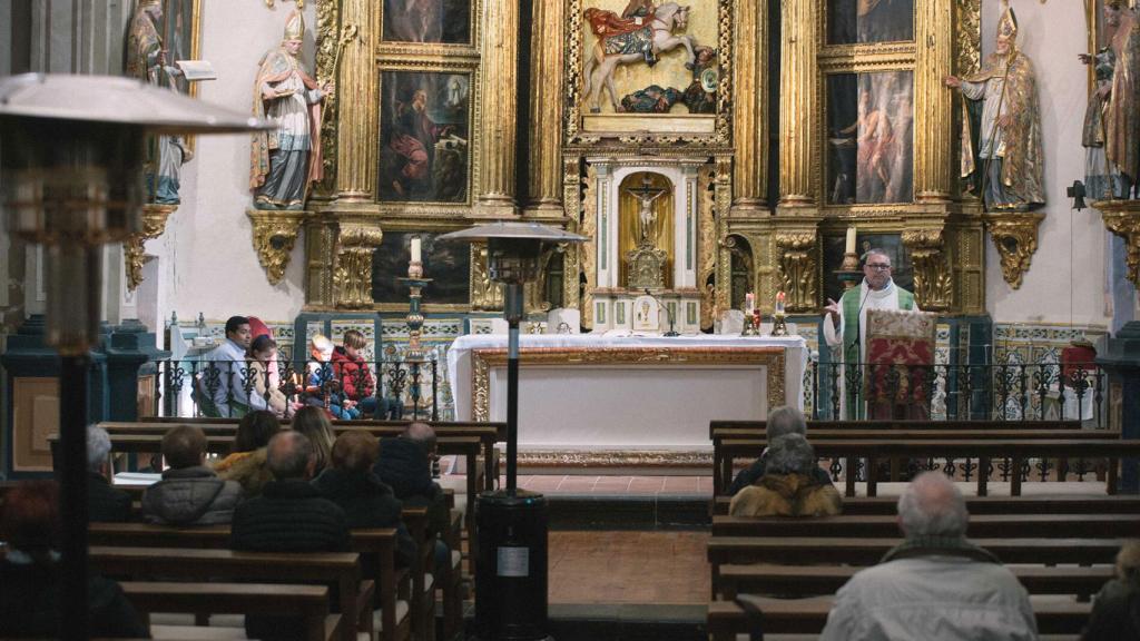 Nacho, el párroco de Albarracín, en el altar.