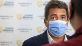 El presidente de la Diputación de Alicante, Carlos Mazón, califica de caos la gestión del Consell con las vacunas.