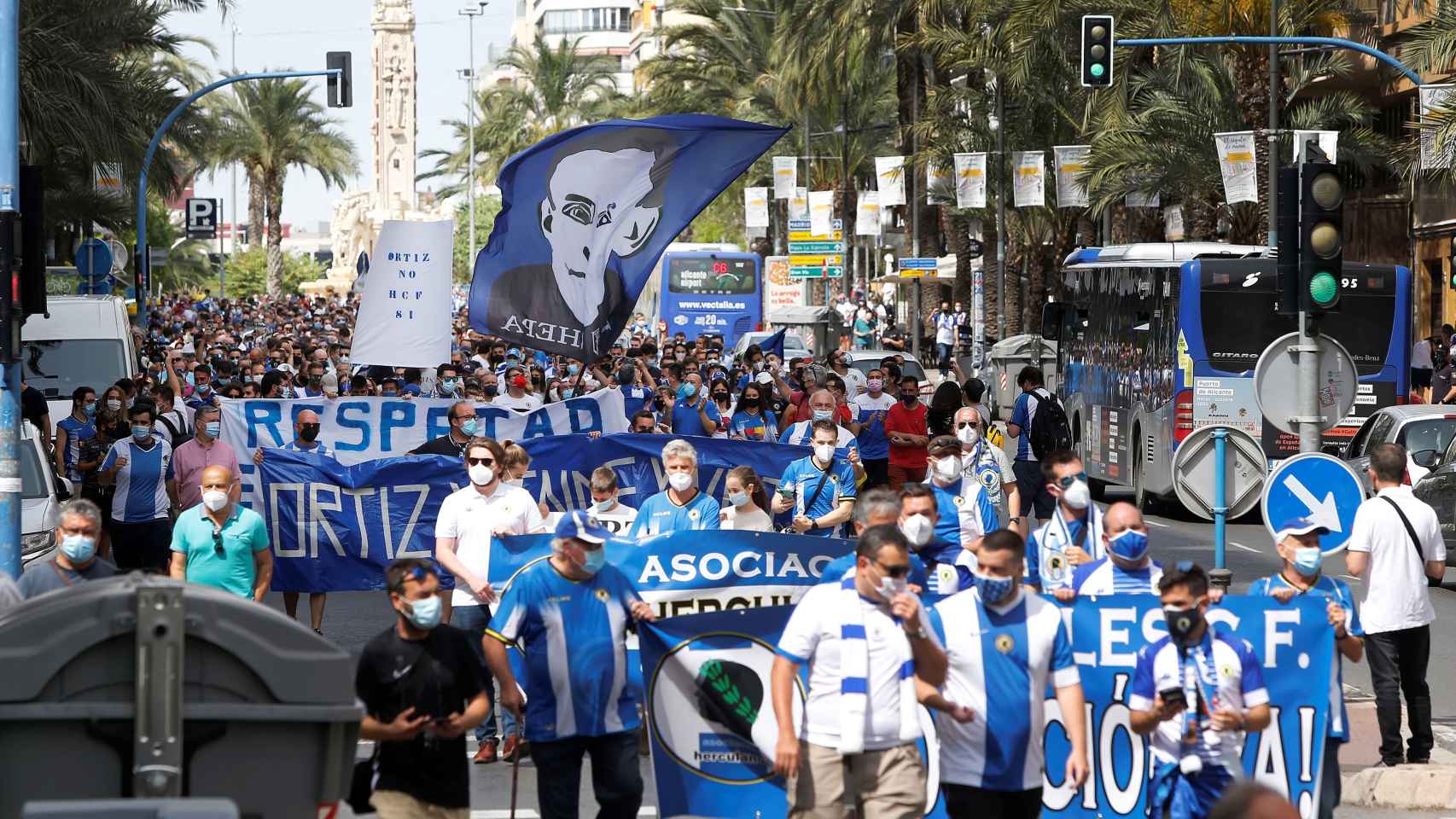 Los numerosos manifestantes herculanos han recorrido la principal avenida con soflamas contra Ortiz.