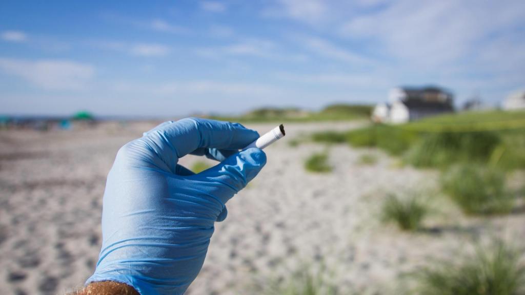 Sanidad apoya la red de Playas sin humos en el Día Mundial sin Tabaco.