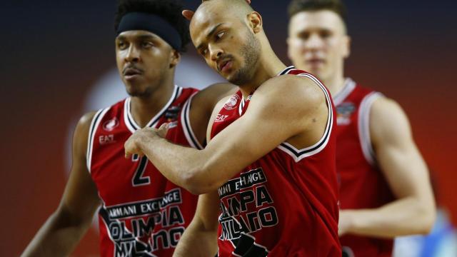 Los jugadores de Armani Exchange Milan celebran la victoria frente al CSKA en la Final Four